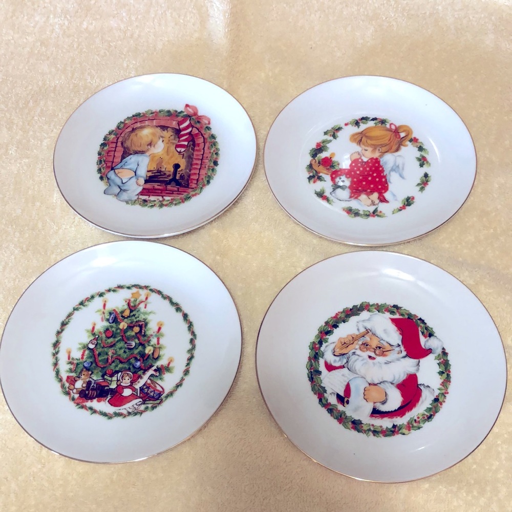 Vintage 1982 Jasco Fine Porcelain Set of 4 Christmas Plates 22K Gold Edged 5"
